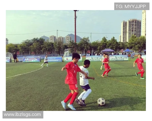 体能卓越的足球明星们如何通过训练塑造完美竞技状态与健康体魄